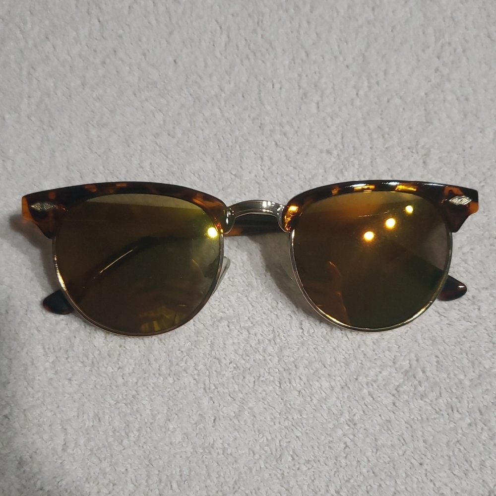 Tortoise Shell Sunglasses with Gold Accents Forever 21 Women's Chic Hot